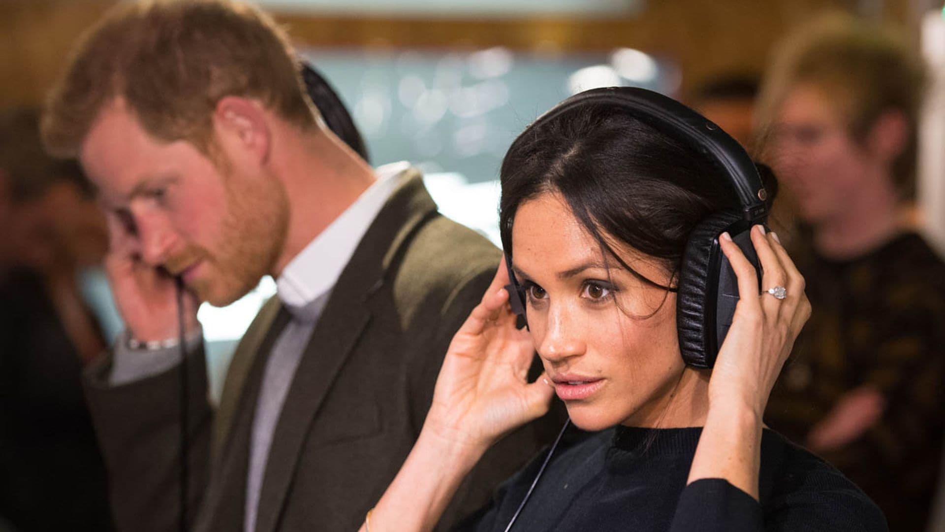 Escucha a Meghan y Harry locutando su primer programa de podcast