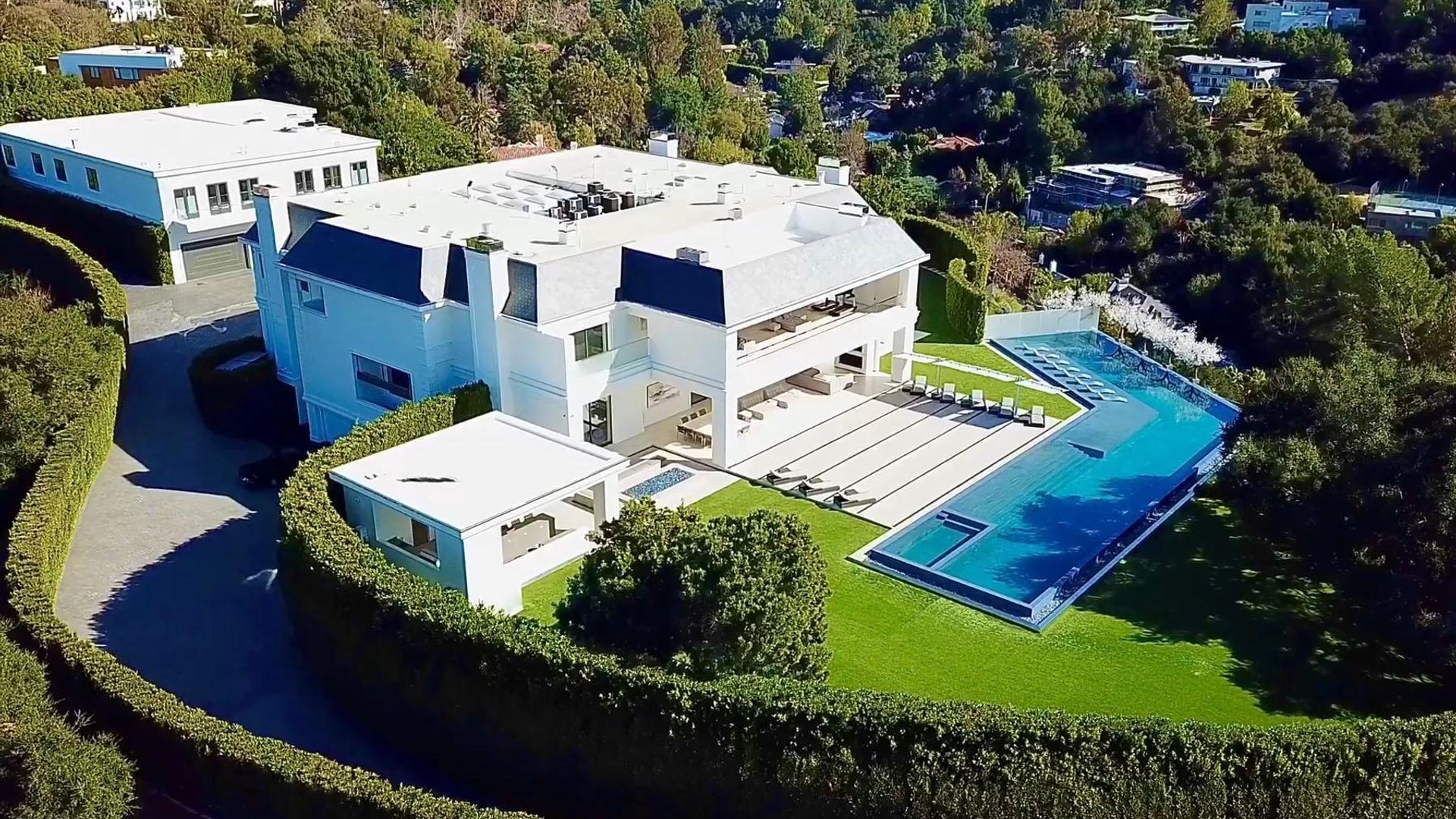 Foto a foto, la espectacular mansión que Jennifer Lopez y Ben Affleck habrían puesto a la venta