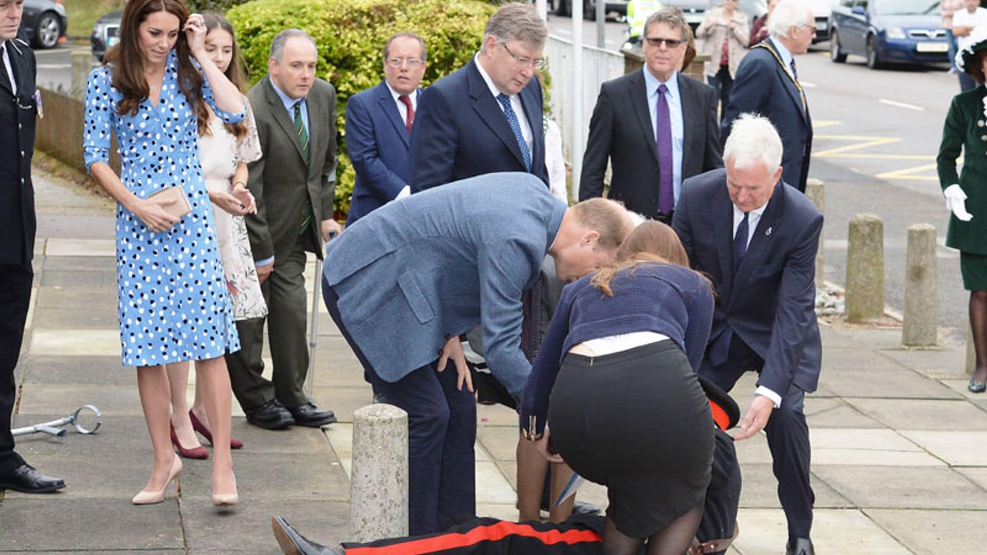 La accidentada visita de los Cambridge… ¡Guillermo de Inglaterra al rescate!