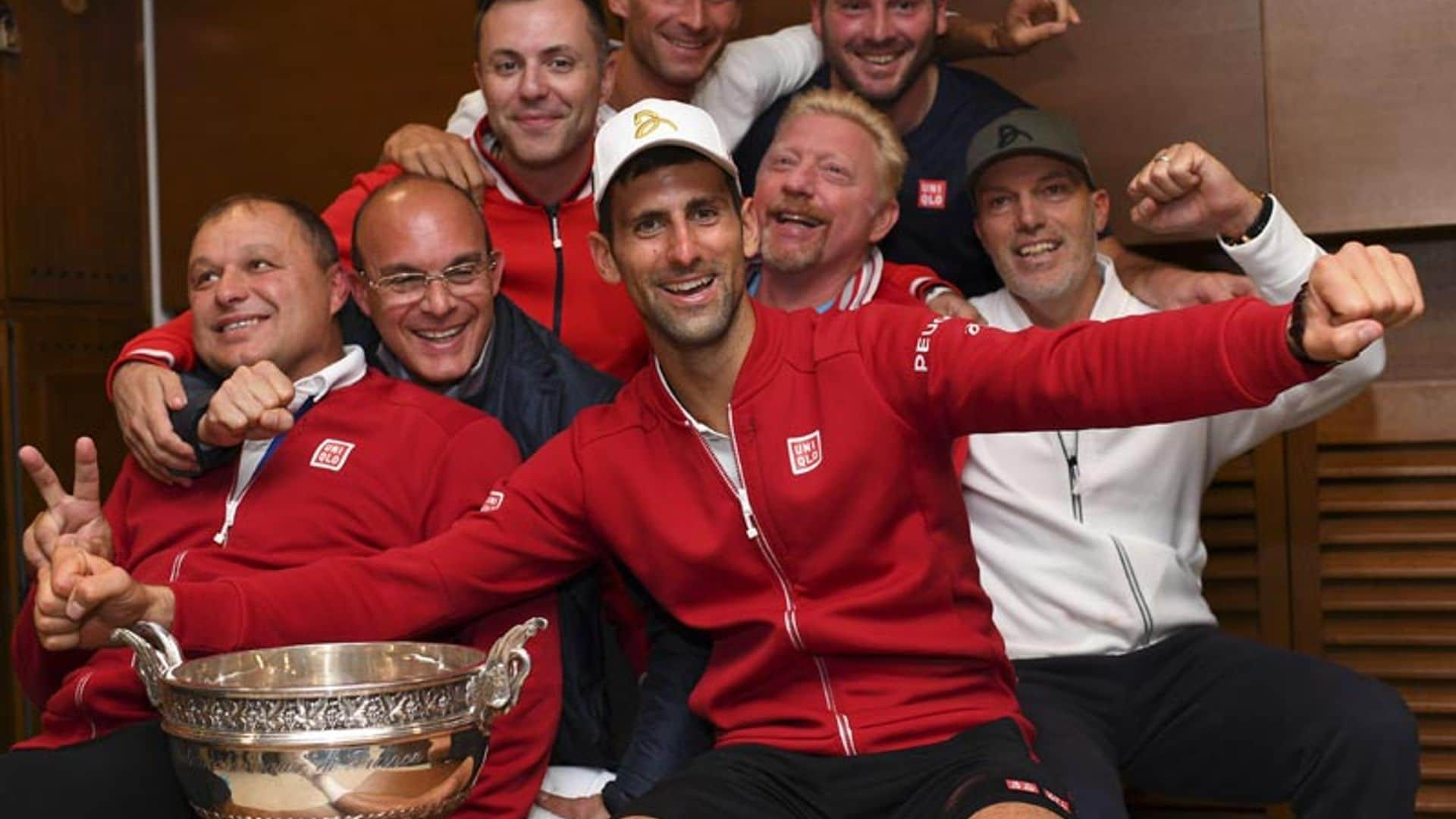 Djokovic cantando 'A mi manera' y 'Volare' tras su triunfo en Roland Garros ¡Tienes que verlo!