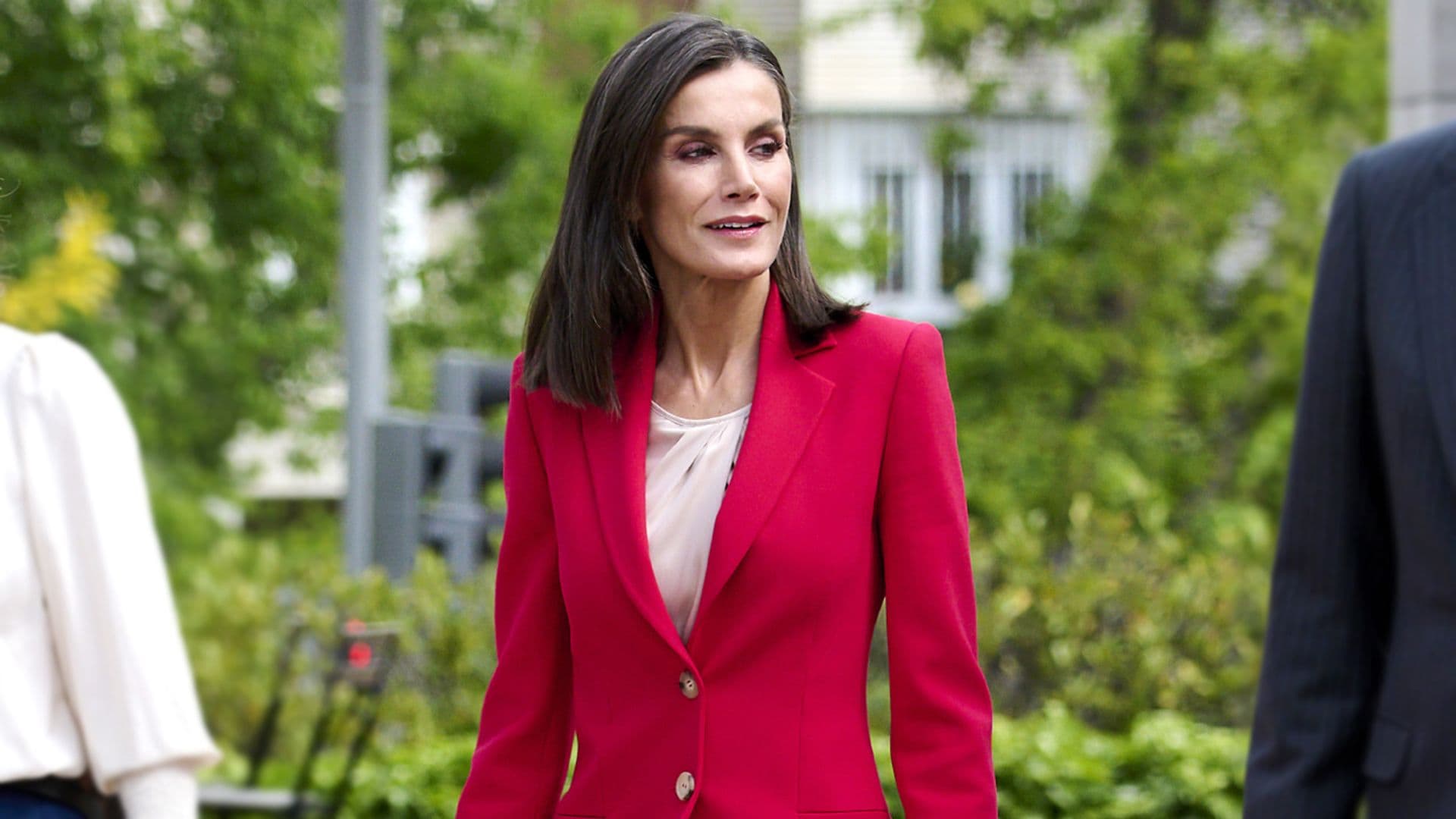 La reina Letizia estrena joyas con su look de trabajo preferido de traje rojo y tacones super anchos