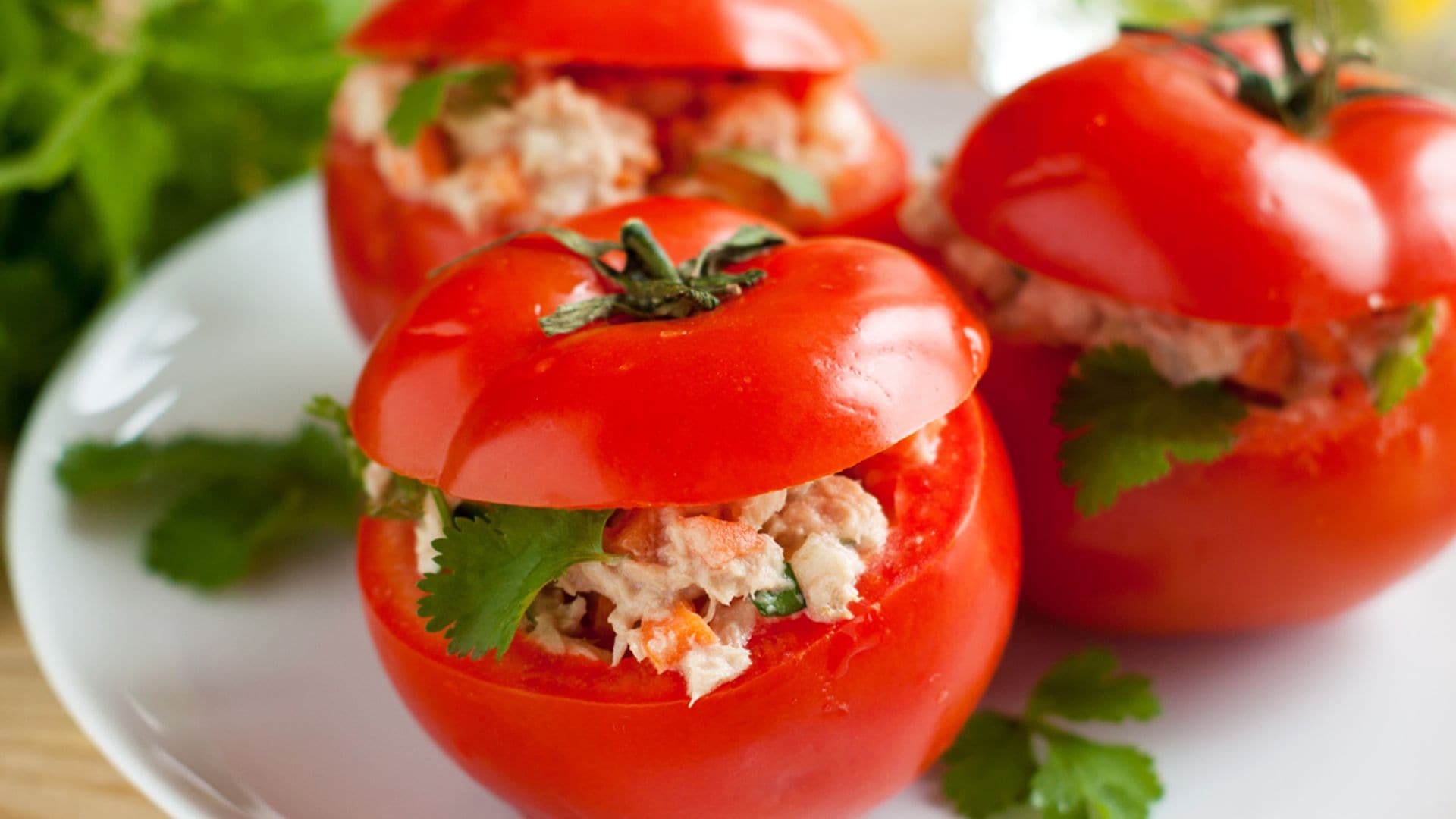 Tomates rellenos de ensaladilla de atún