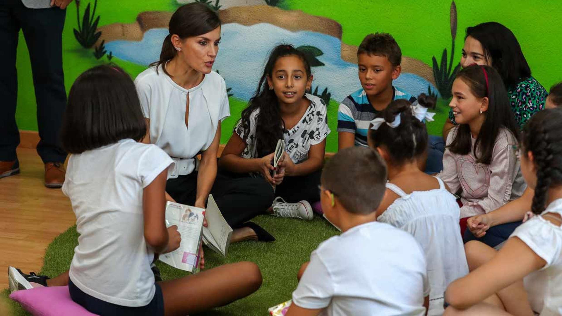 Doña Letizia es recibida con el 'Cumpleaños Feliz' en la inauguración del curso escolar