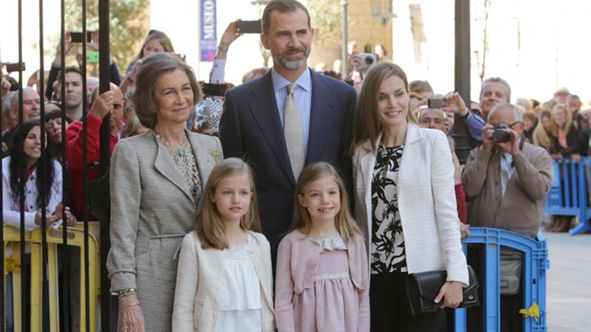 Los Reyes cuelgan 'con pinzas' el cartel de vacaciones a la espera de su tradicional aparición de Semana Santa