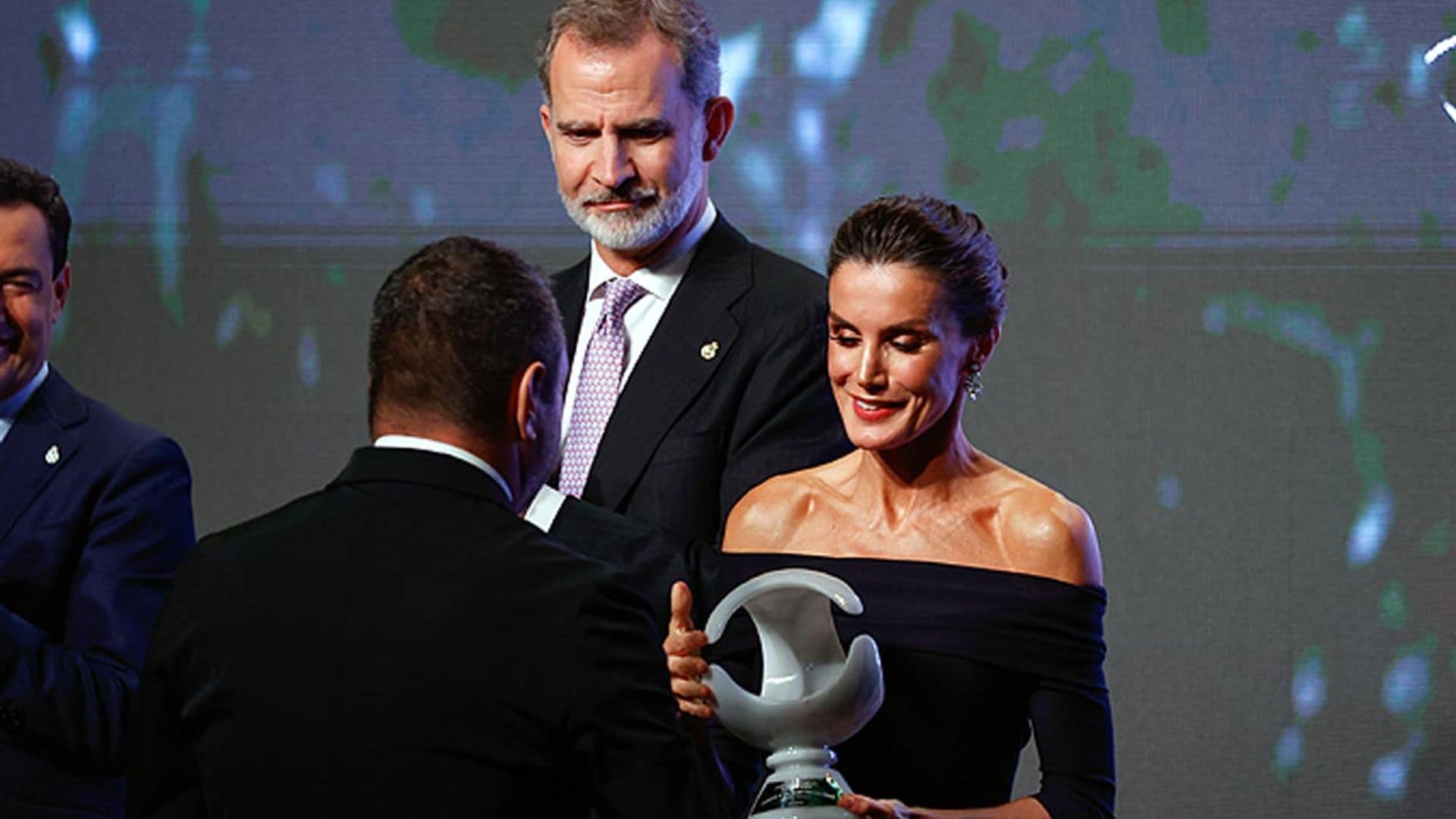 Los Reyes presiden la gala de los Premios Macael, que doña Letizia presentó antes de su boda