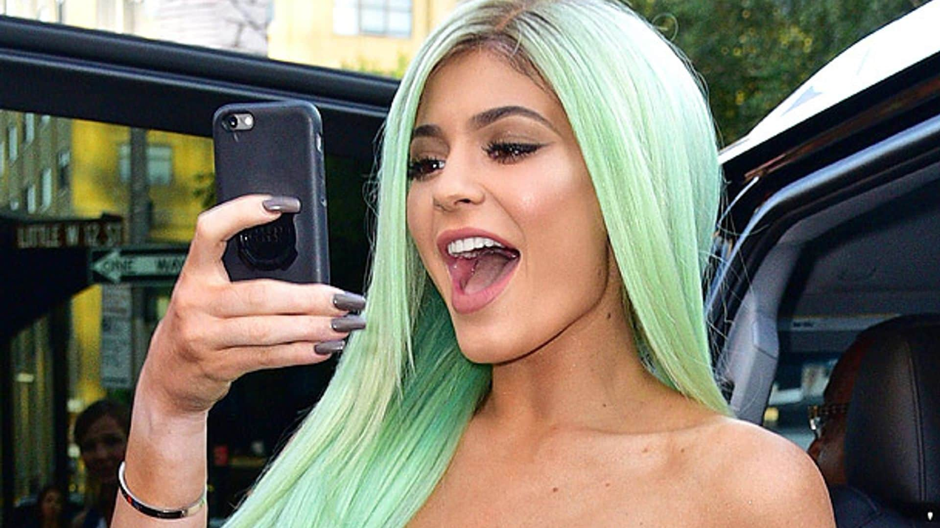 Kylie Jenner, ¿aburrida de su pelo o puro espectáculo?