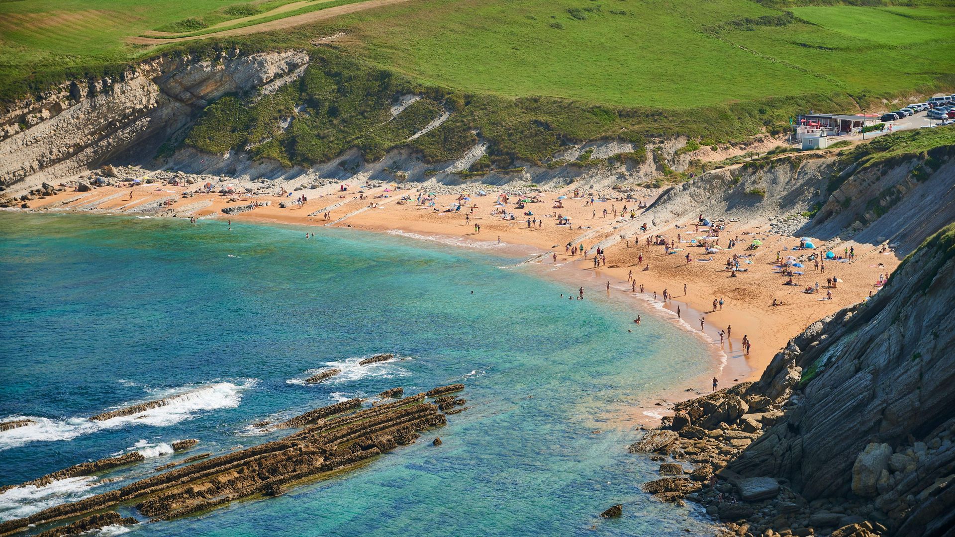 Playa del Sable de Suances, al borde de los acantilados