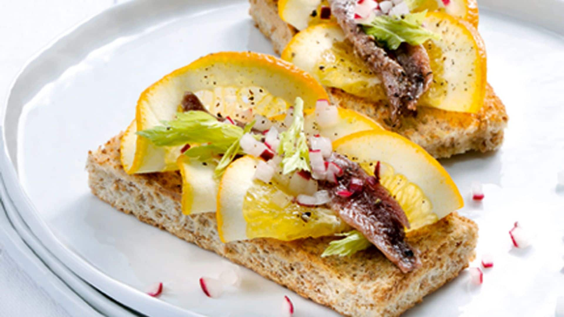 Tostas de anchoas con naranja