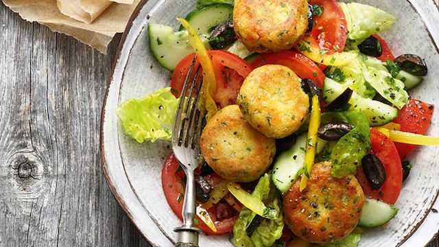 ensalada griega con falafel