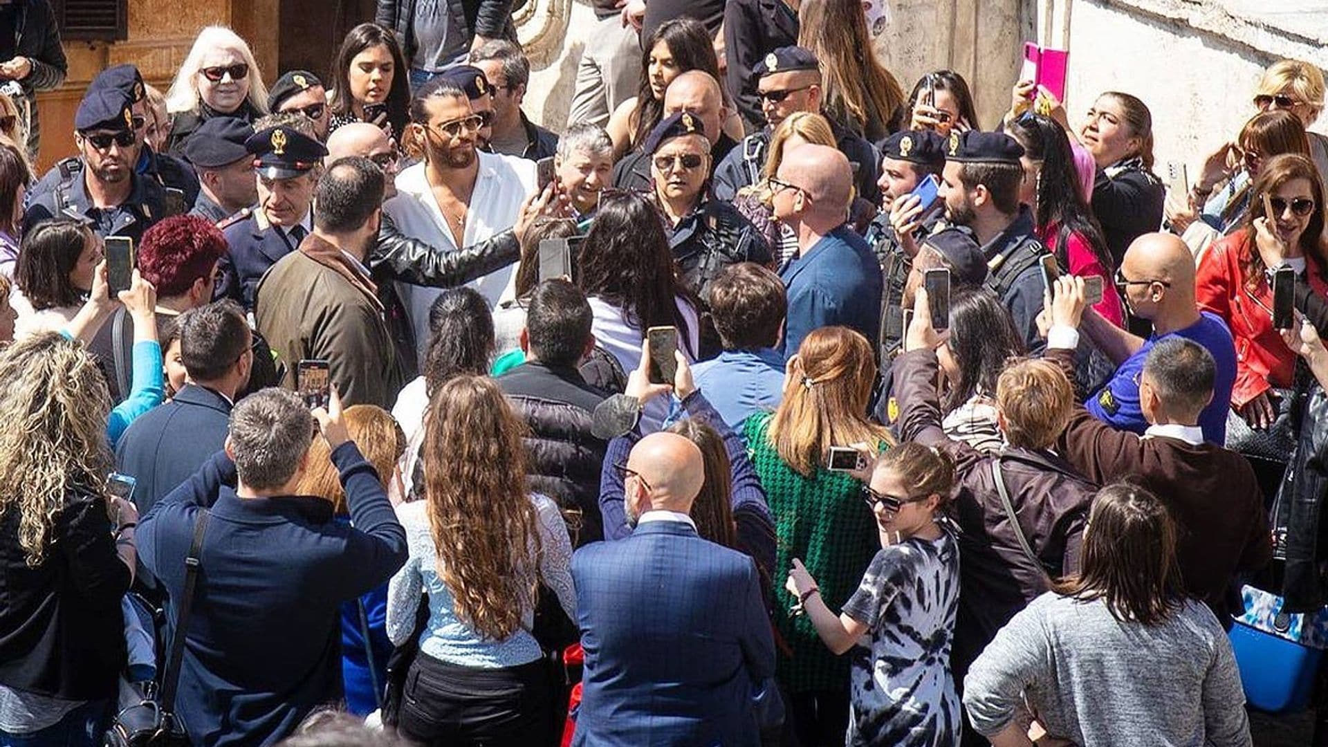 ¡Impresionante! Can Yaman revive en Roma la locura de sus fans, escoltado por más de 20 policías