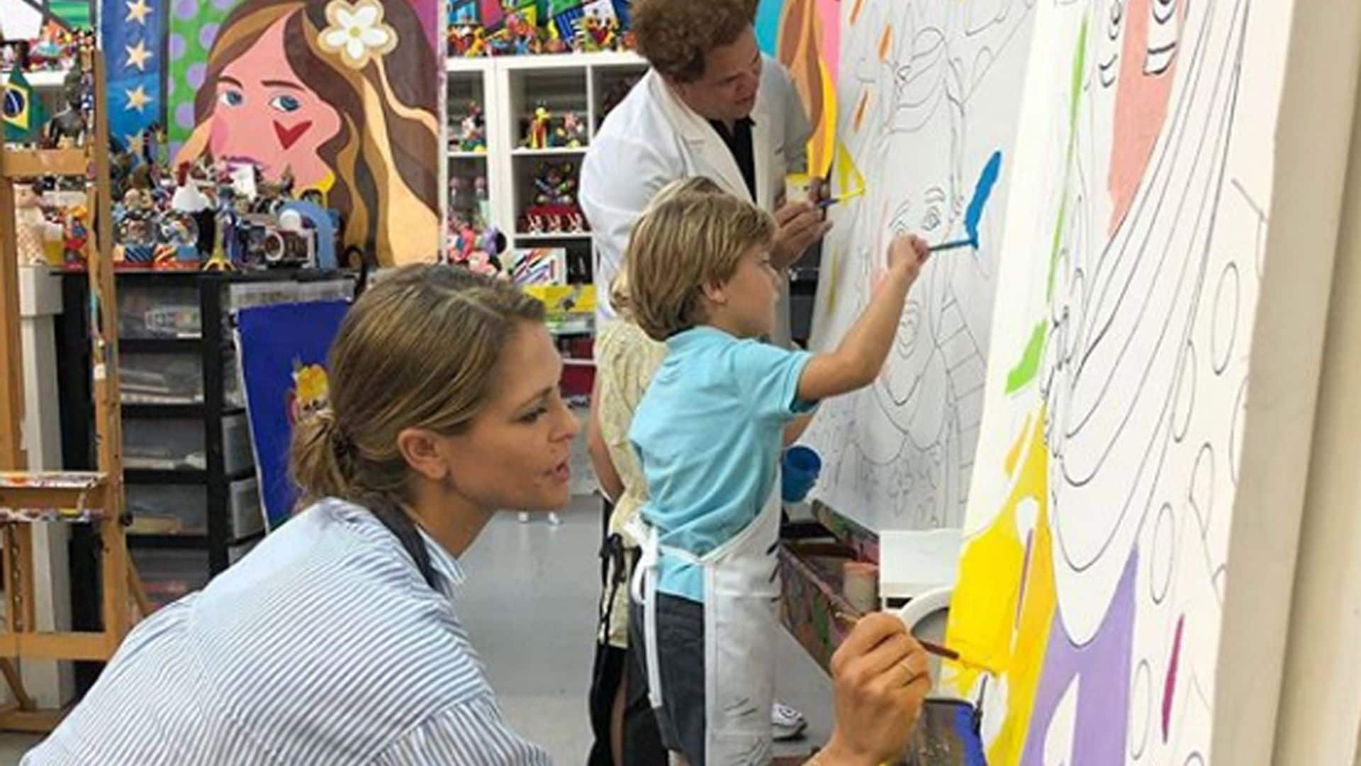 Leonor de Borbón ya tiene su propio retrato de Romero Britto... Y ahora Magdalena de Suecia y sus hijos pintan los suyos