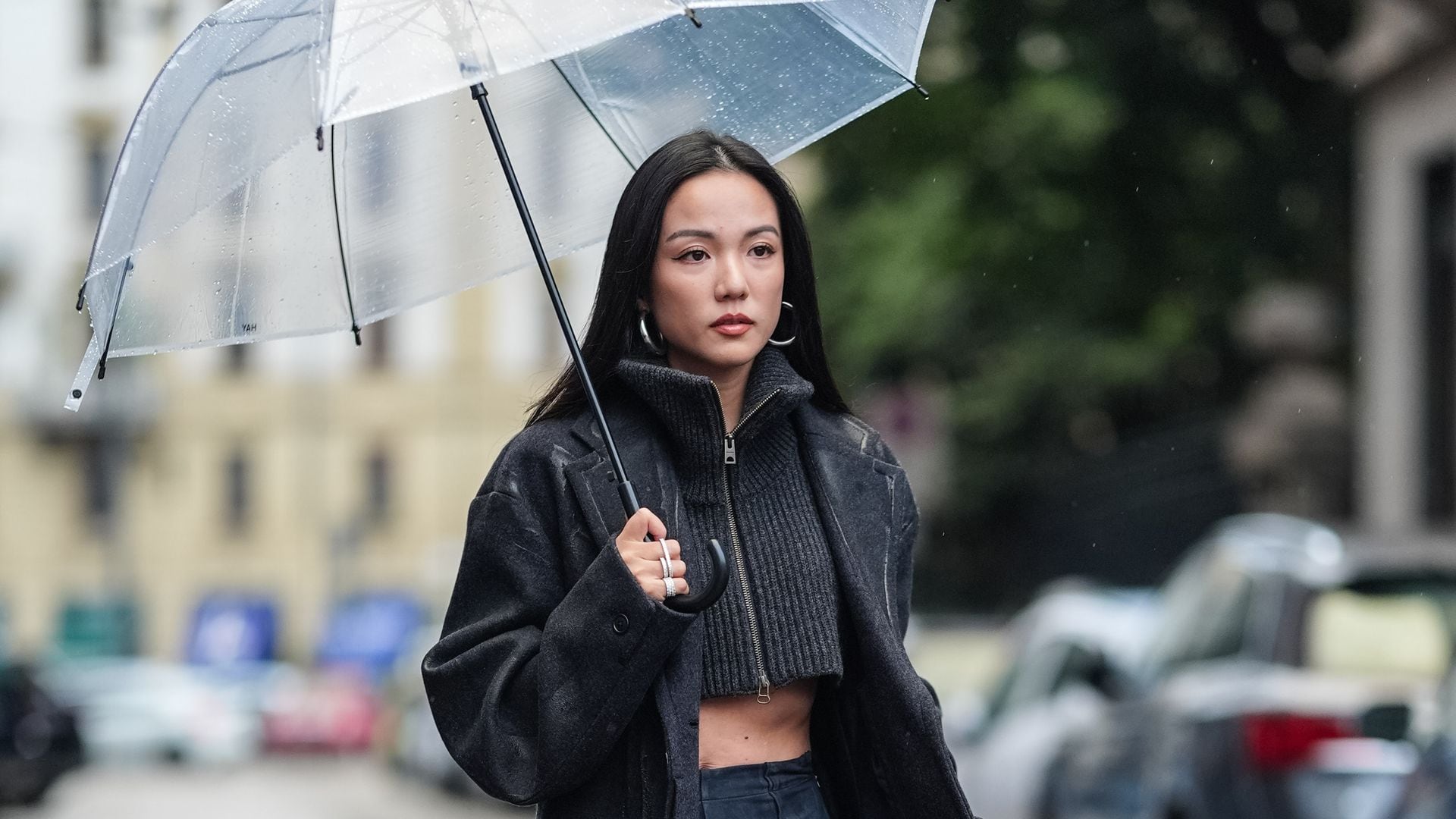 18 looks para días de lluvia: de la clásica gabardina al estilo cómodo y 'preppy'