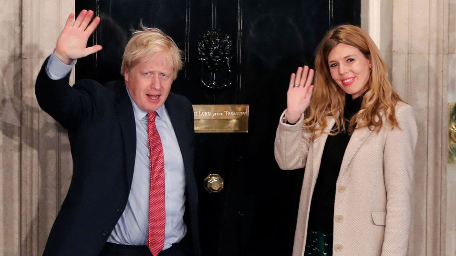 Carrie Symonds, la prometida de Boris Johnson, quiere dar a luz en su casa