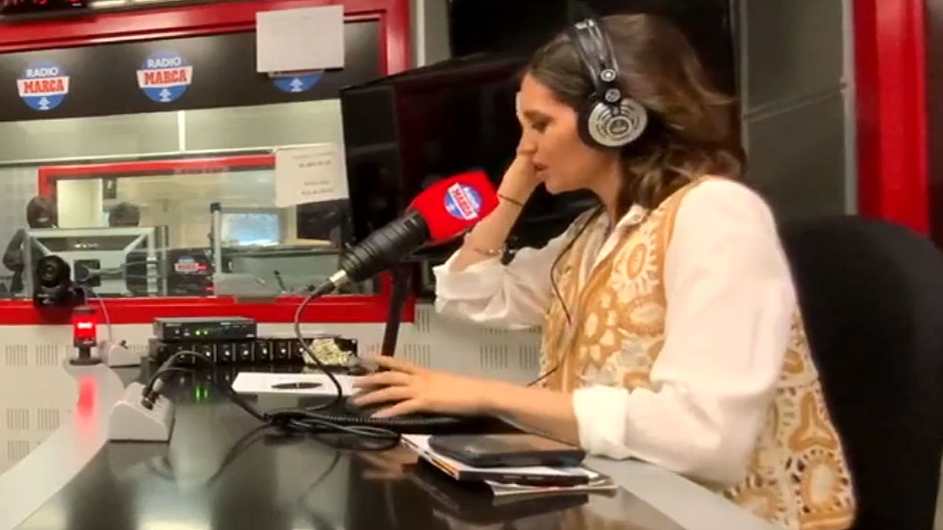 Sara Carbonero se emociona hasta las lágrimas en su programa de radio