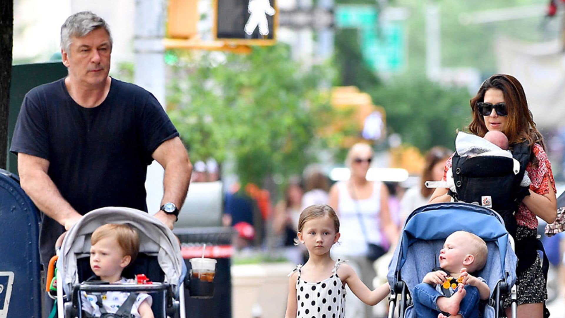 El primer paseo en familia de Hilaria Baldwin tras dar a luz a su cuarto hijo y superar una neumonía