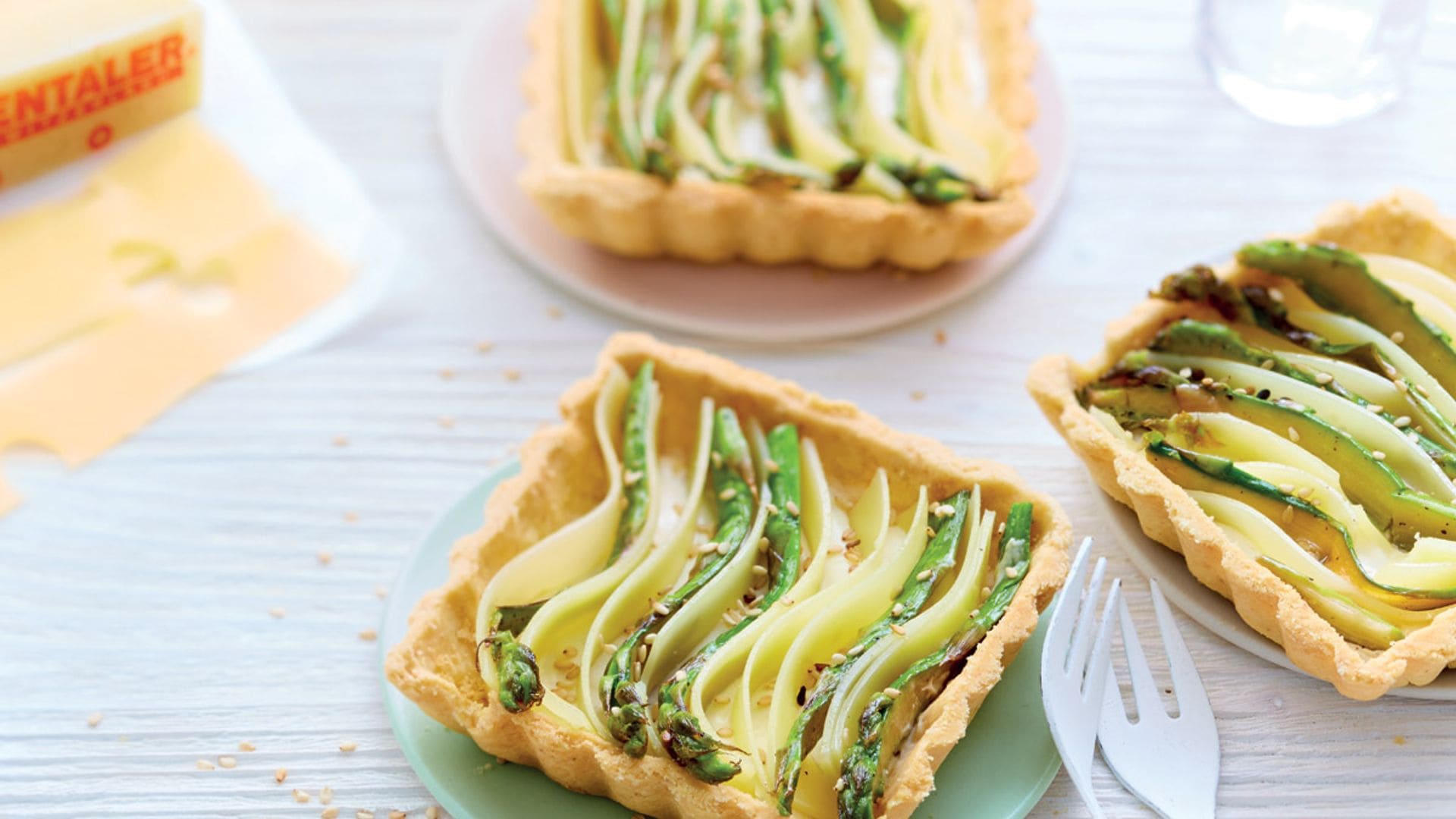 Tartaletas de queso 'Emmentaler' y espárragos verdes