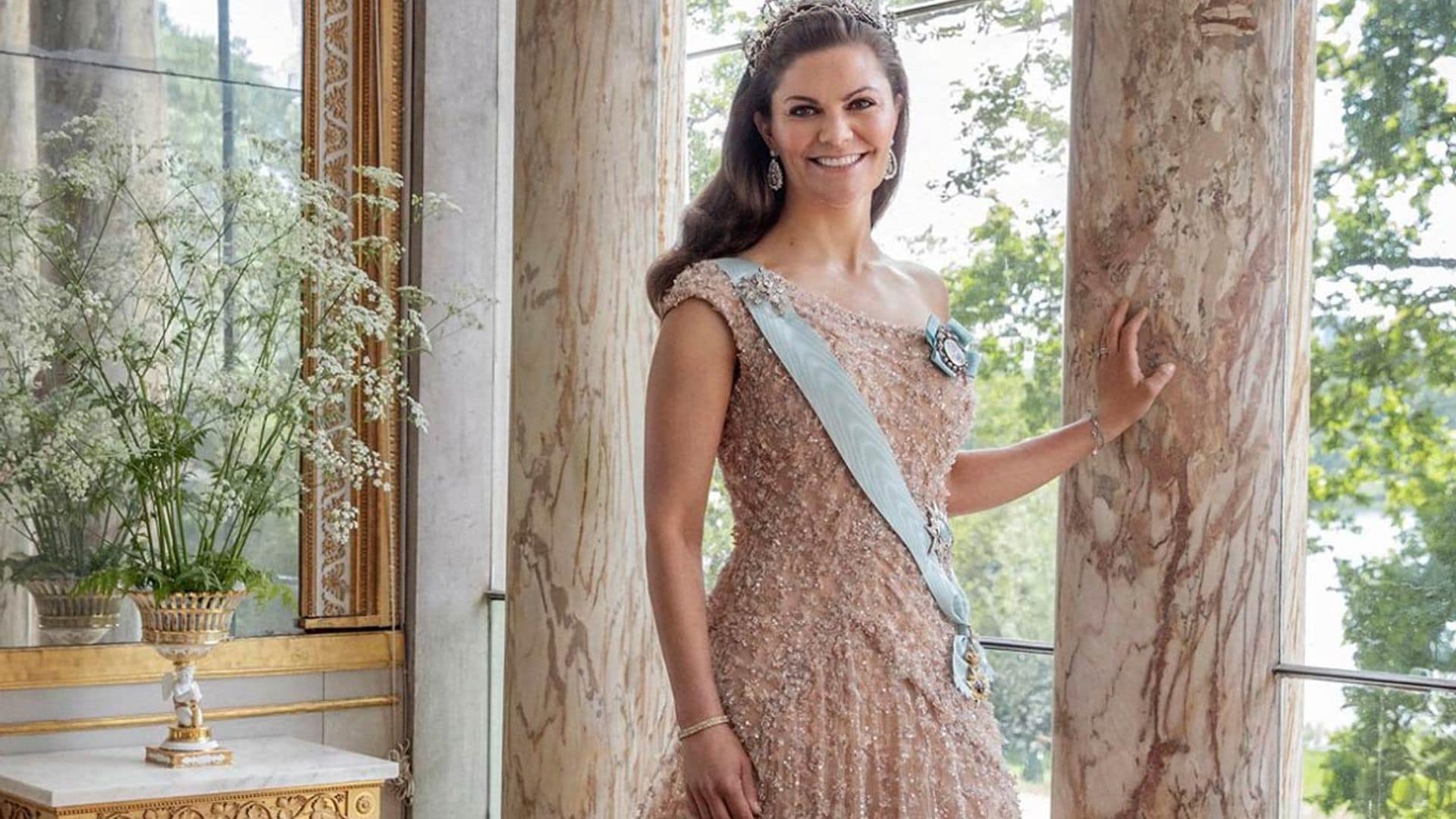 ¡Espectacular! Victoria de Suecia recupera el fabuloso vestido de su preboda 10 años después