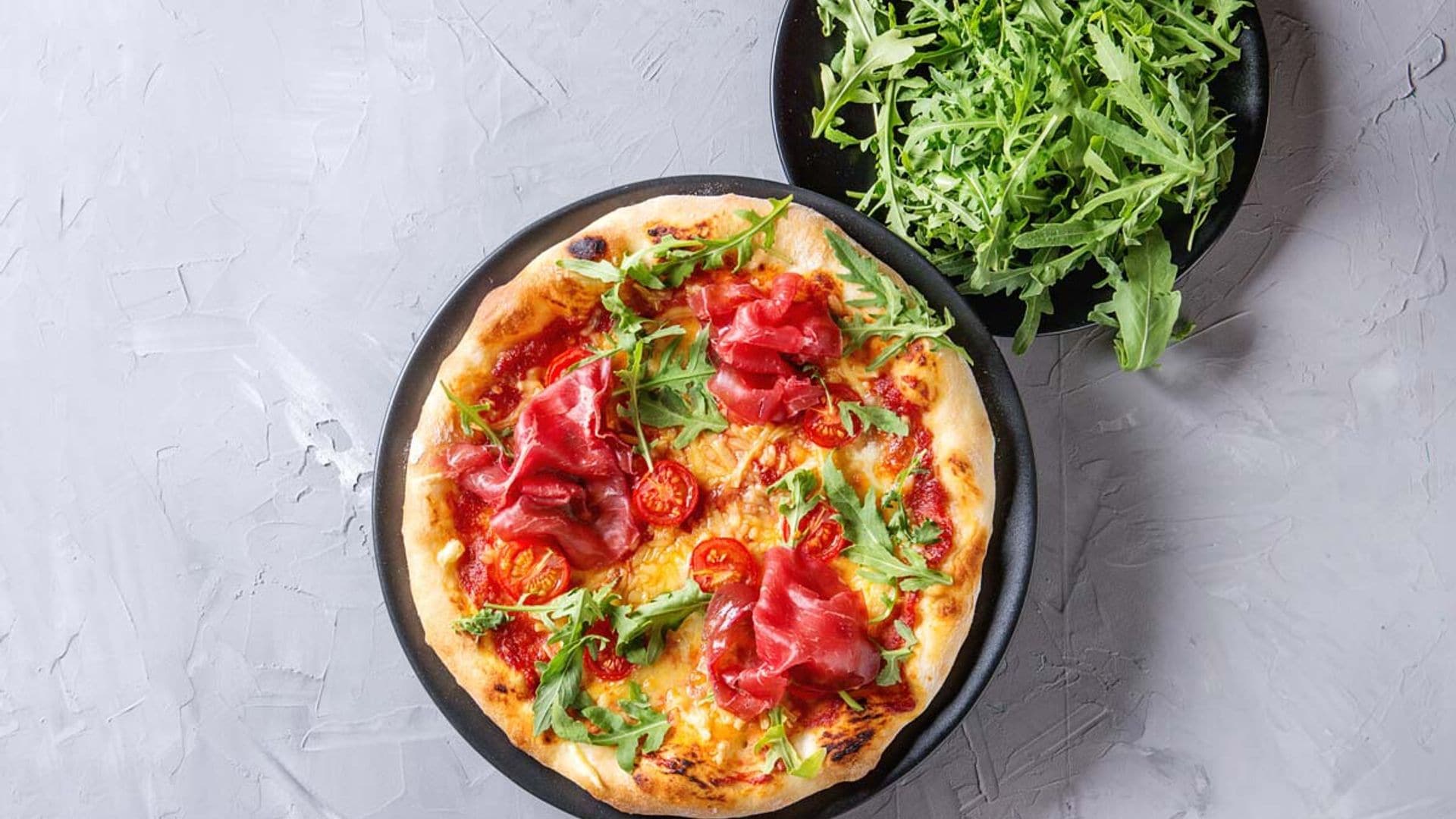 Pizza casera con bresaola, tomatitos y rúcula