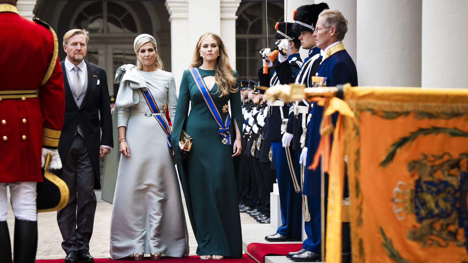 El vestido de lazo XXL con el que Máxima da un inesperado uso a una joya histórica