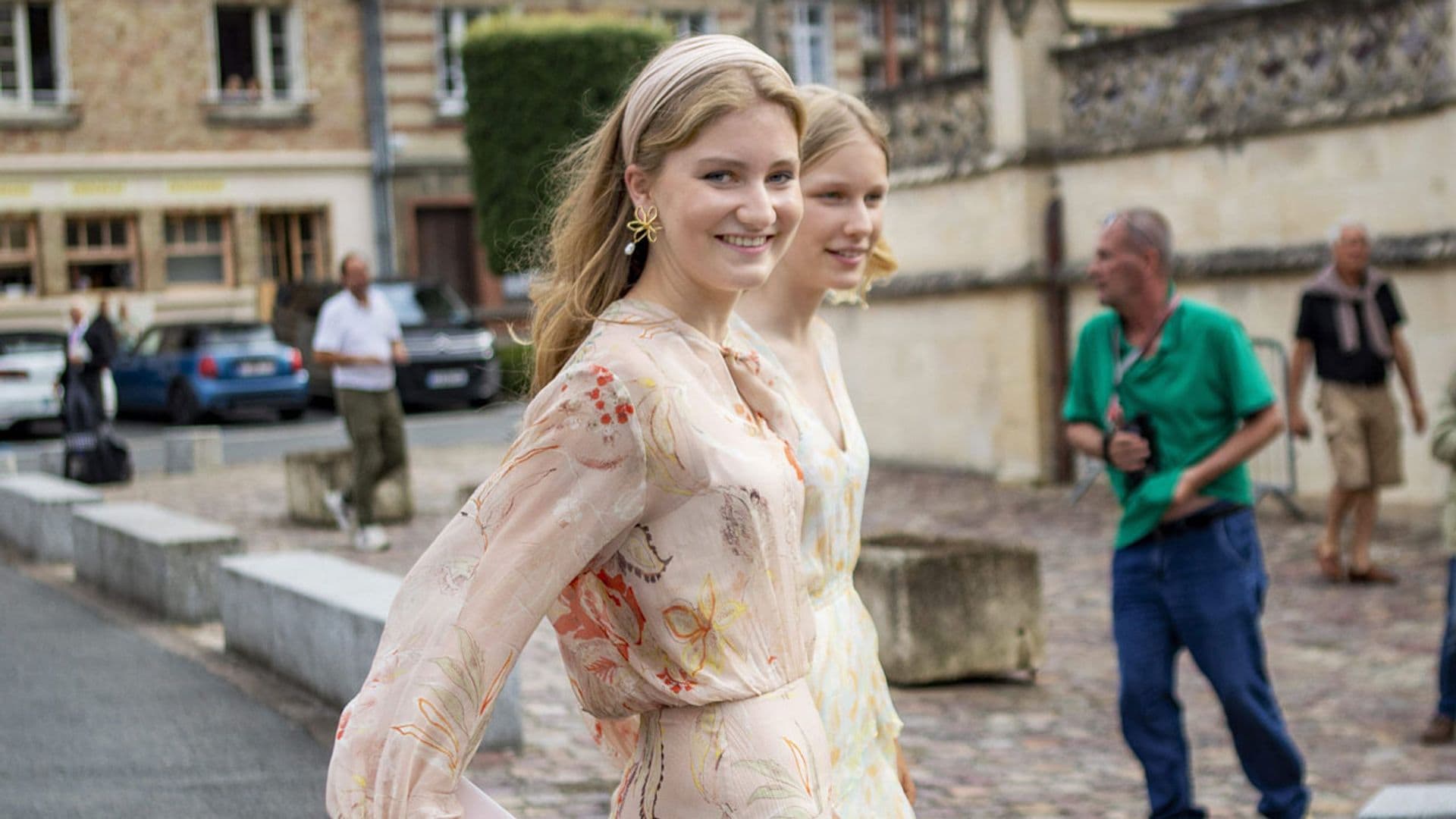 Elisabeth y Éléonore de Bélgica, dos invitadas a juego con vestidos de flores y volantes