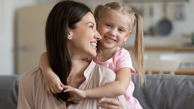 madre e hija adoptada