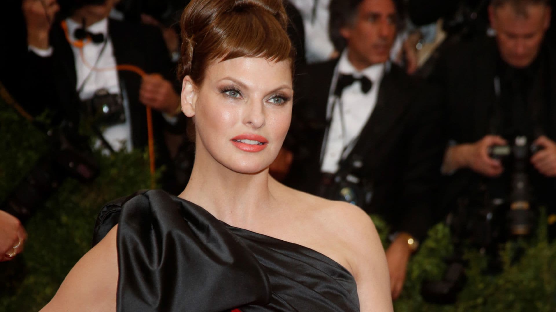 Linda Evangelista confiesa que sigue recurriendo a la medicina estética tras quedar 'desfigurada' por otro tratamiento