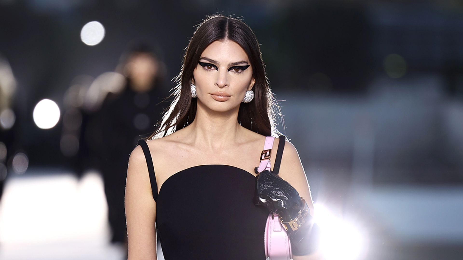 ¿Se ha colado Emily Ratajkowski en el armario de Carrie Bradshaw? Este famoso vestido lo confirma