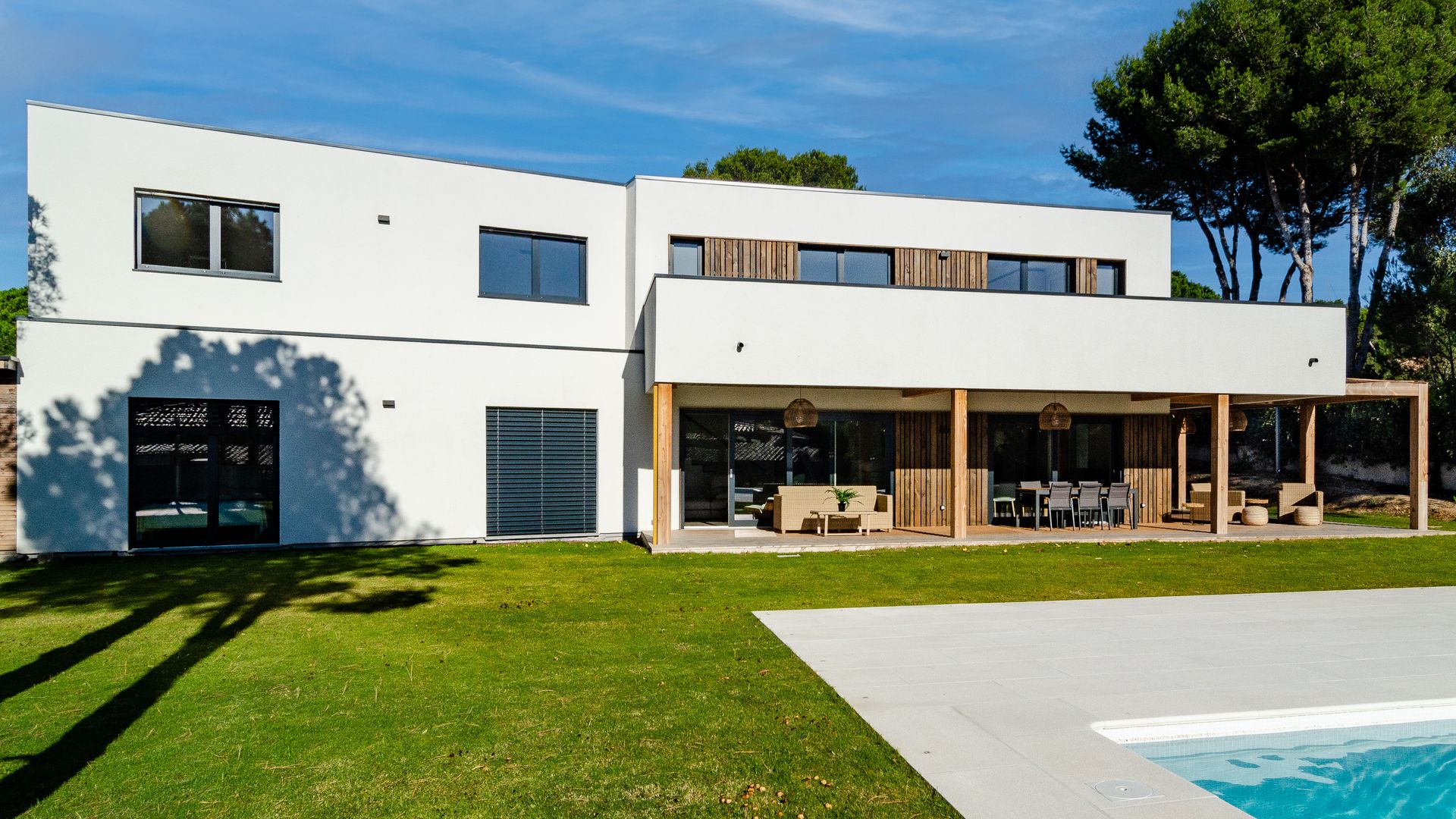 Casa prefabricada con jardín y piscina