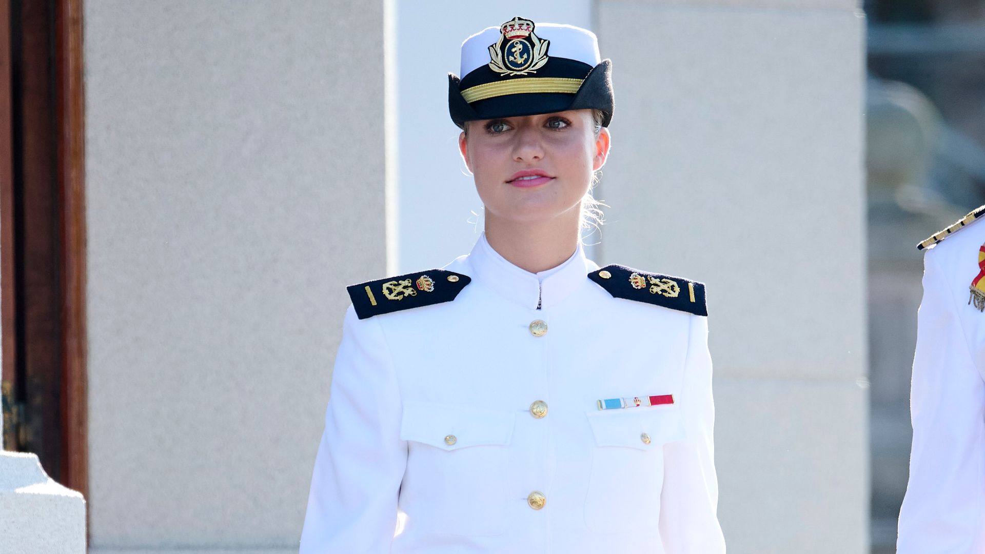 Impecable en uniforme blanco, la princesa Leonor da un importante paso en su formación castrense