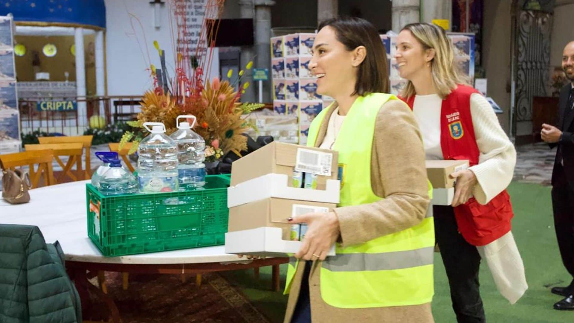 Tamara Falcó se suma a los voluntarios y aporta su 'granito de arena' tras la tragedia de Valencia