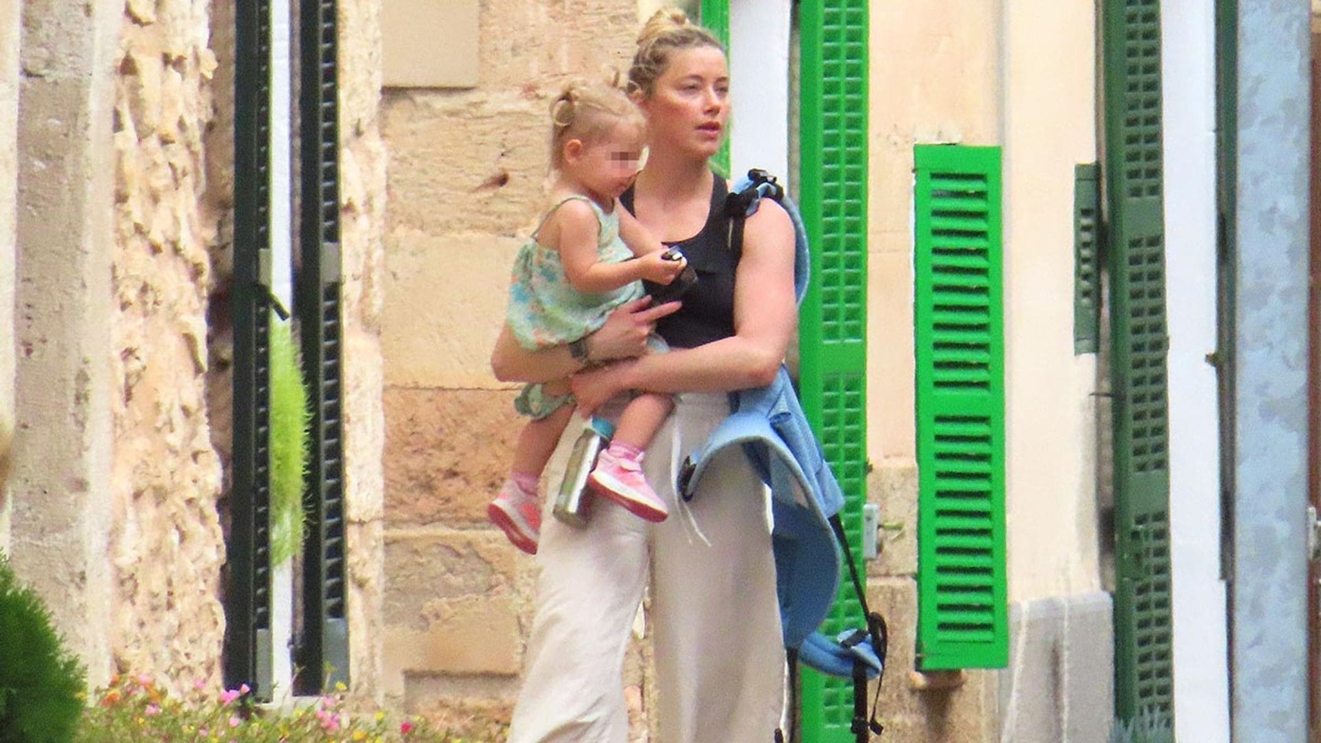 Primeras imágenes de Amber Heard en Mallorca: dedicada a su hija y escondida tras una nueva identidad