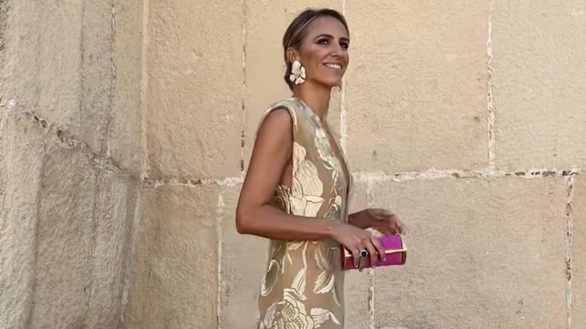 Laura Vecino, una invitada espectacular con un llamativo vestido-mantón en Jerez de la Frontera