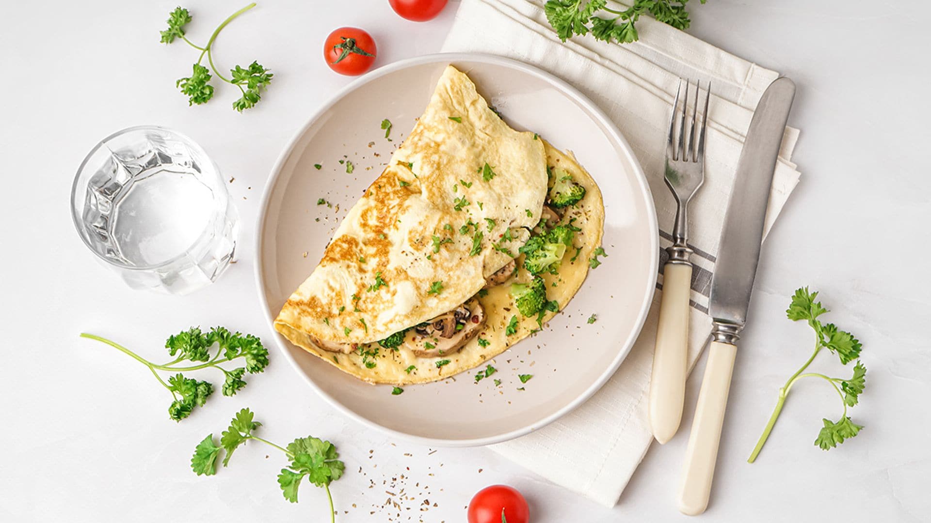 Tortilla francesa rellena de brócoli y champiñón