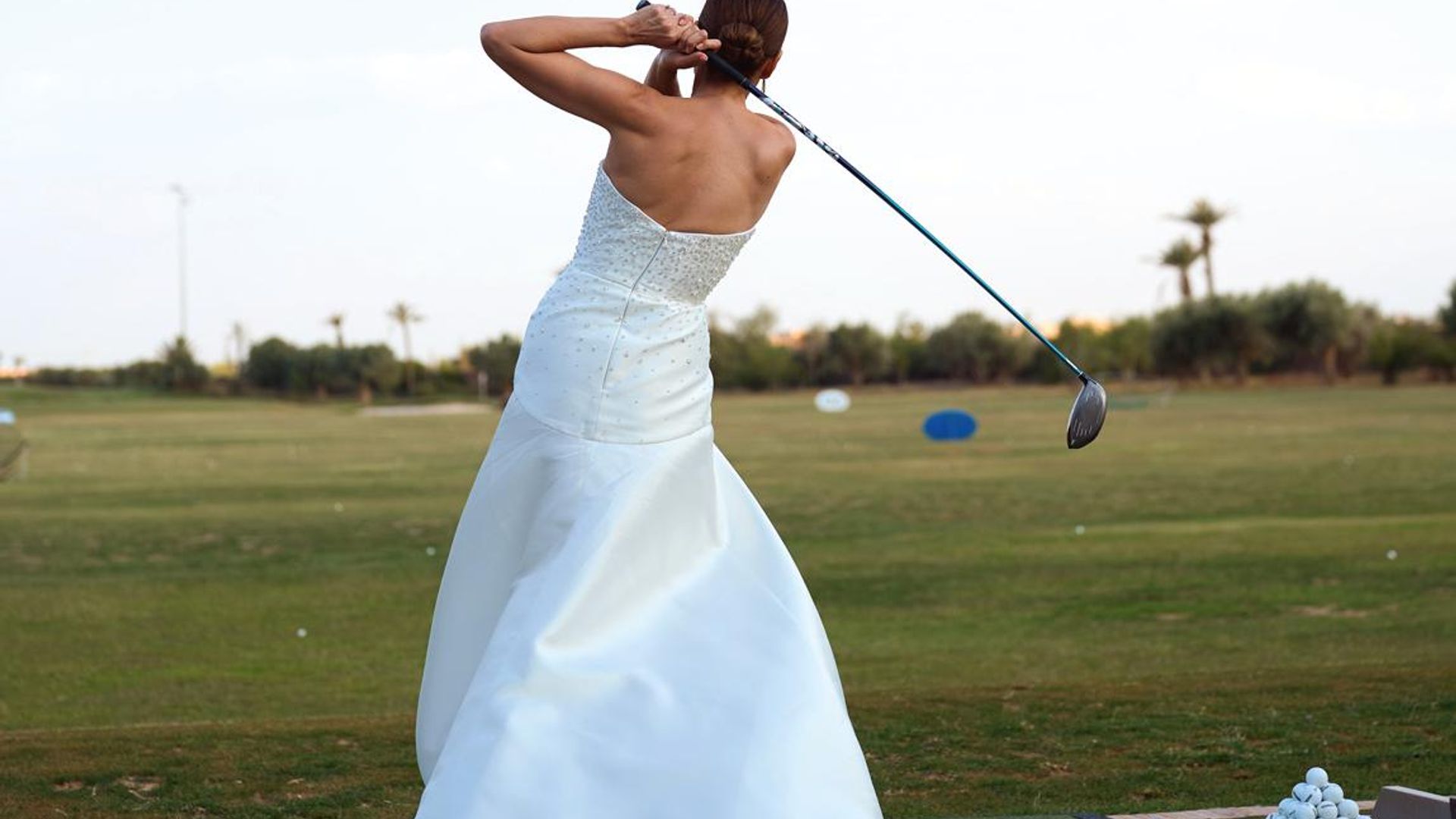 Mónica de Tomás: la curiosa imagen de una novia jugando al golf