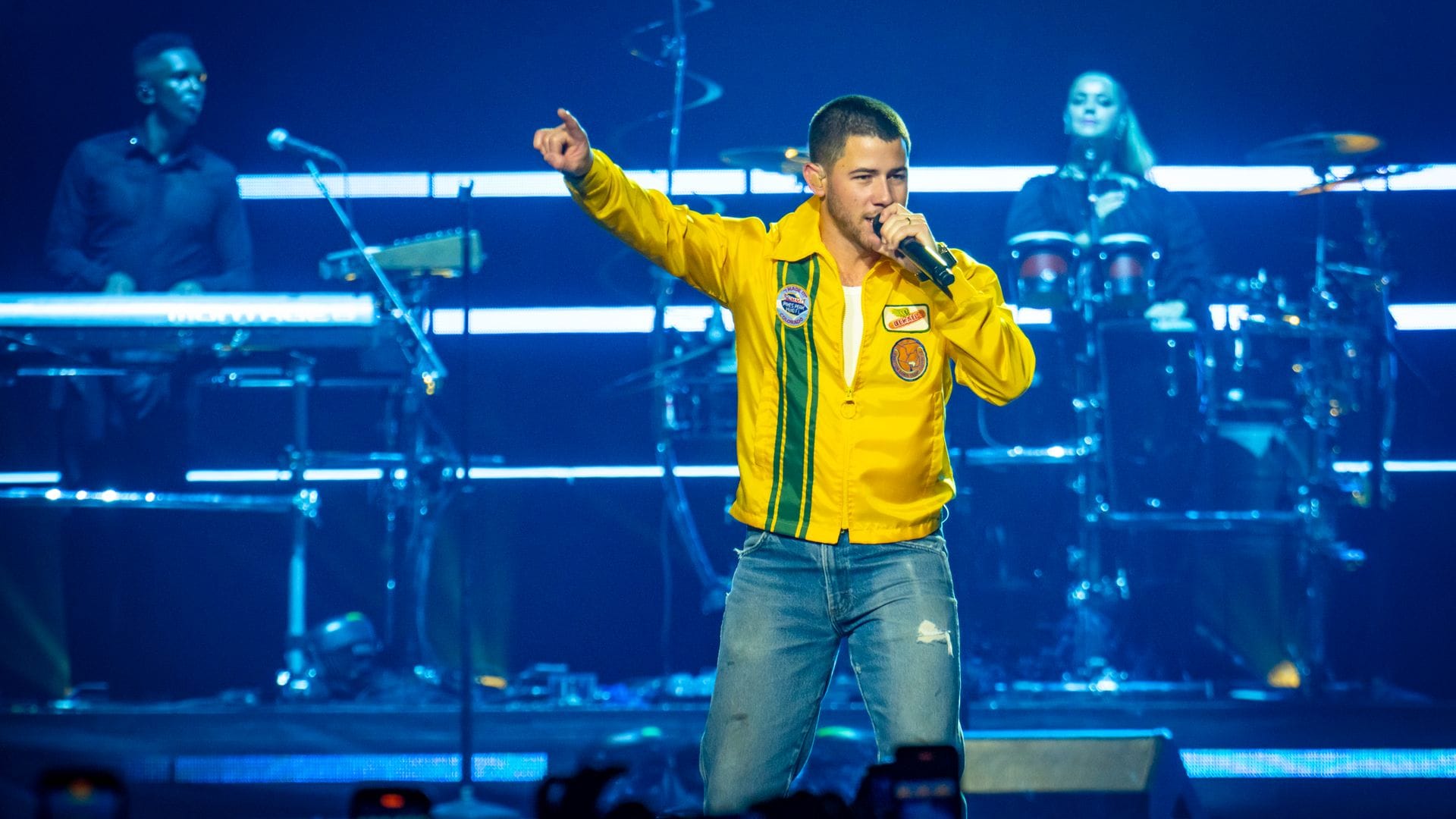 Nick Jonas, preso del pánico, abandona el escenario al ser apuntado por un láser en la frente