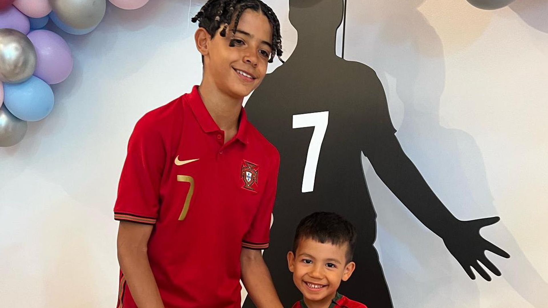 Junior, hijo de Cristiano Ronaldo, ‘entrena’ a su hermanito para convertirlo en futbolista