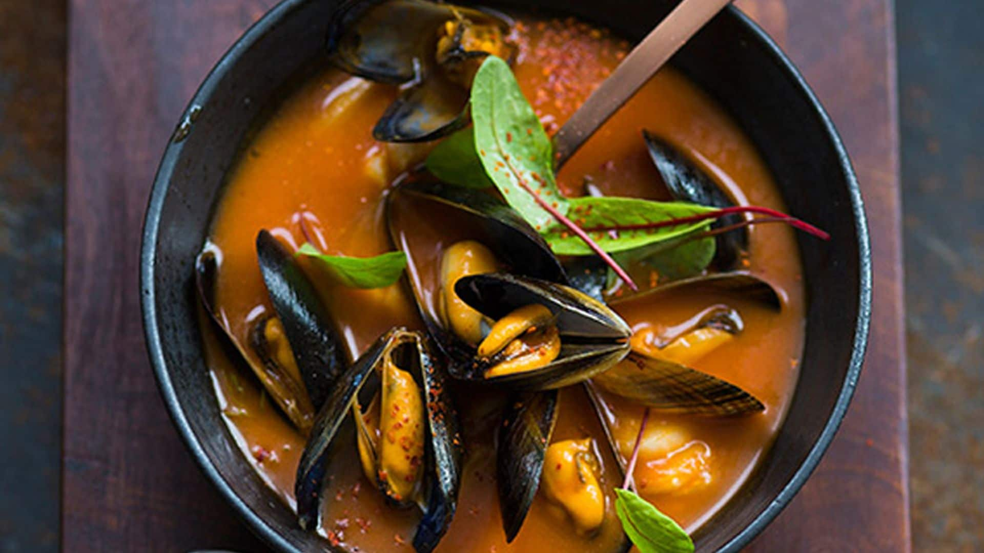 Mejillones al vino con salsa de tomate y cayena