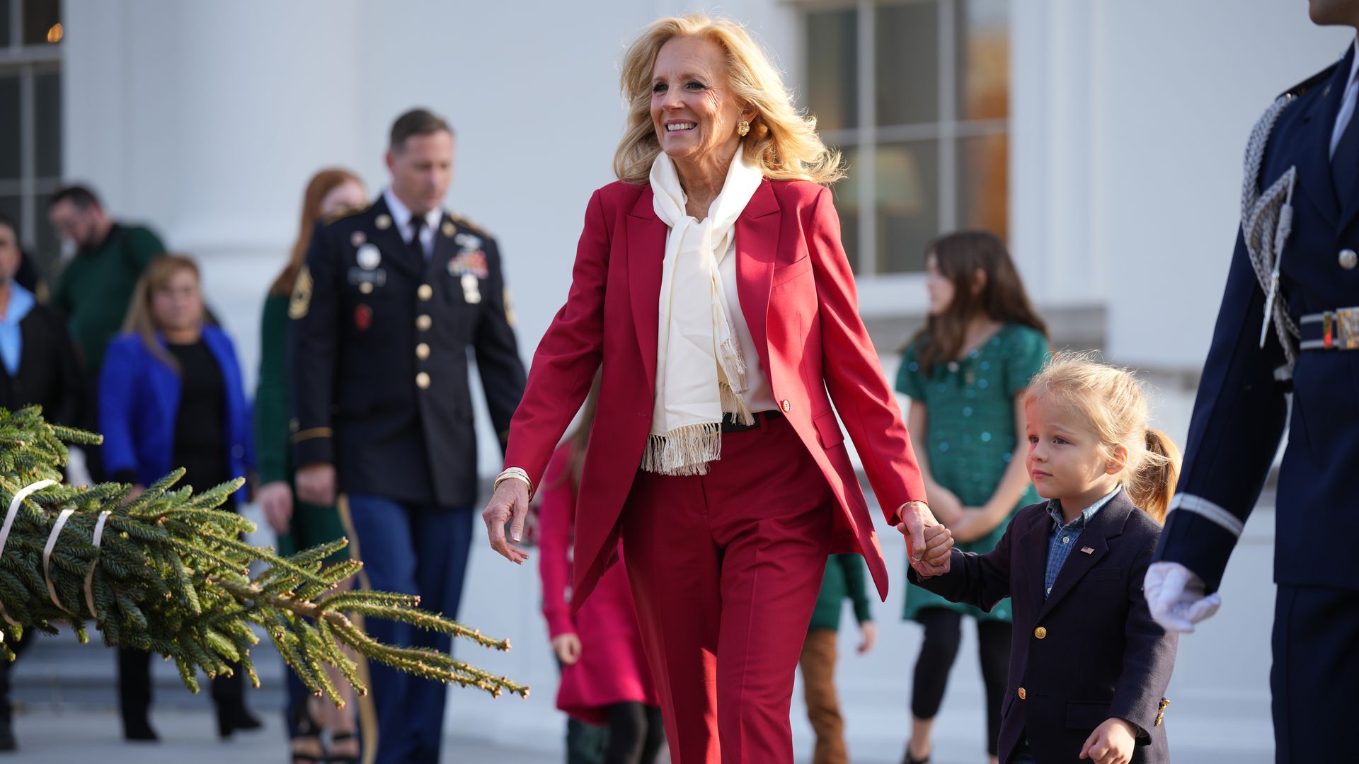 Jill Biden y su nieto de 4 años preparan su última Navidad en la Casa Blanca con un gigantesco abeto que tiene una conmovedora historia detrás