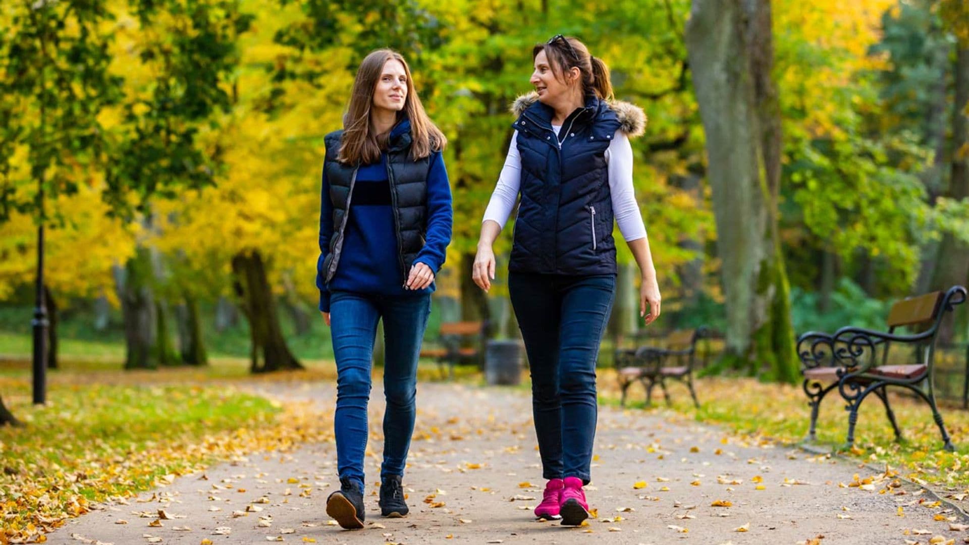 Los beneficios de caminar al aire libre, una de las actividades físicas en auge por la pandemia