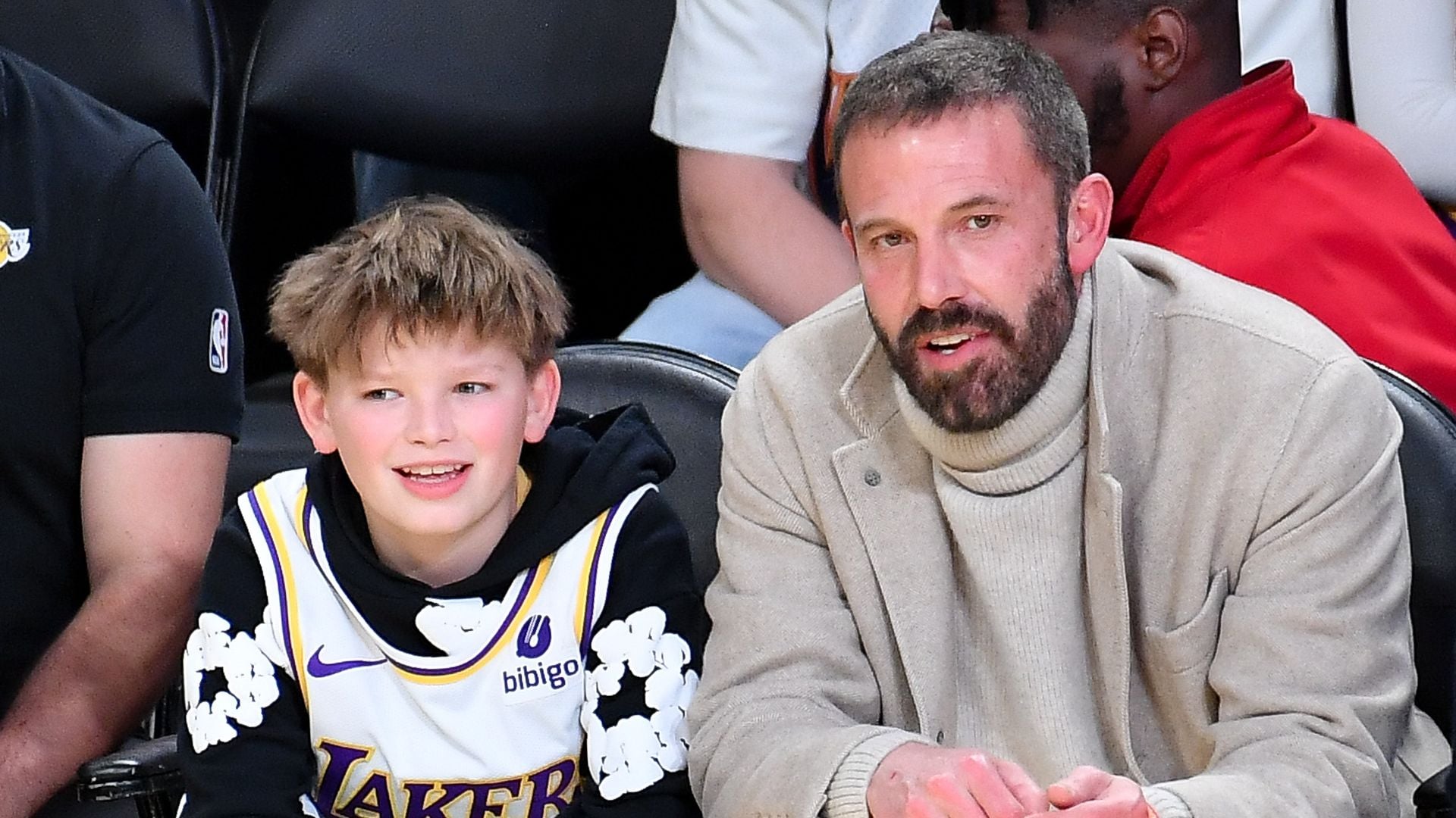 Ben Affleck y su hijo Samuel, disfrutan de una tarde juntos en un partido de básquetbol