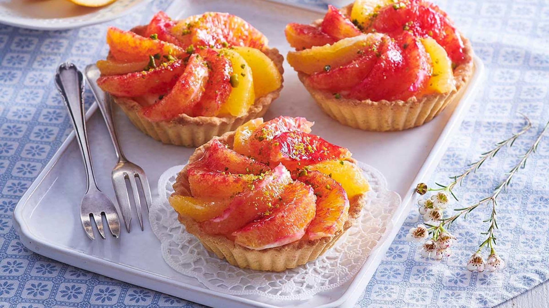 Tartaletas de avena con crema de coco, naranja y pistachos