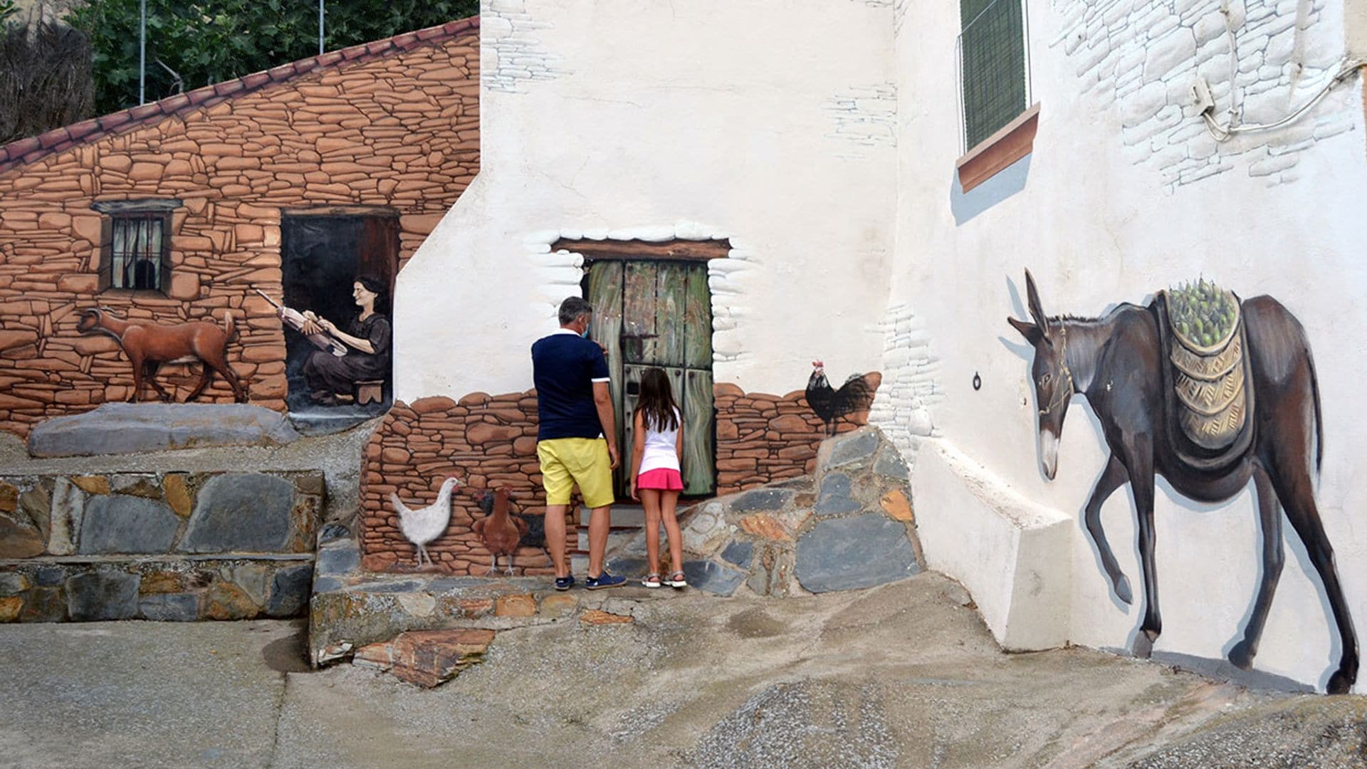 Romangordo, el pueblo de Cáceres con las pinturas más alucinantes