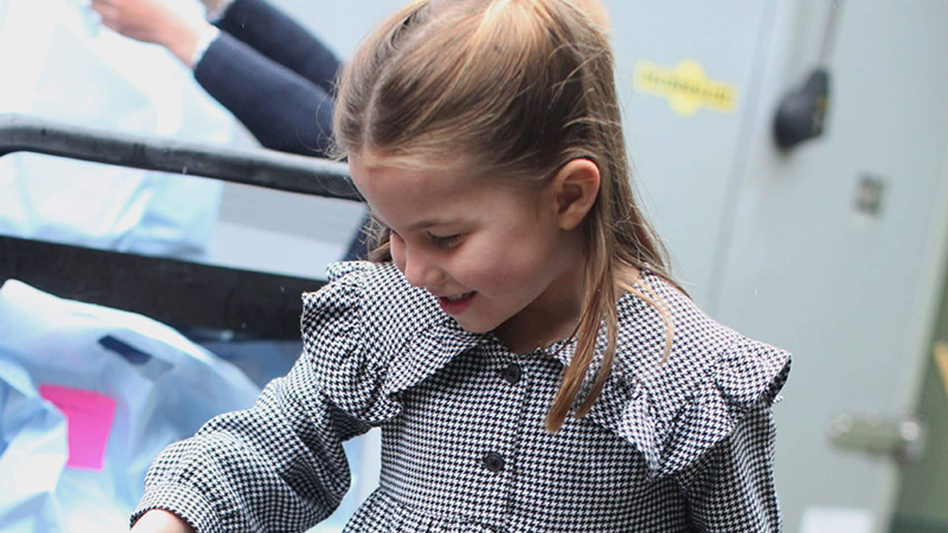 La princesa Charlotte, tras los pasos de Kate Middleton con su vestido de Zara