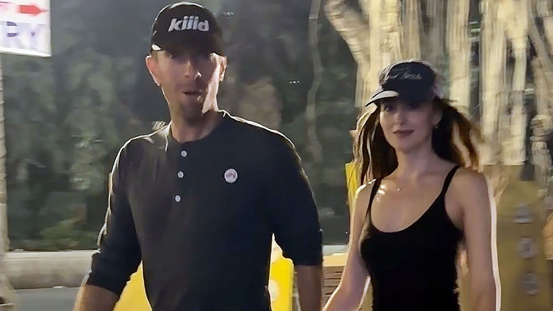 Dakota Johnson y Chris Martin, las imágenes de la mano que desmienten su ruptura