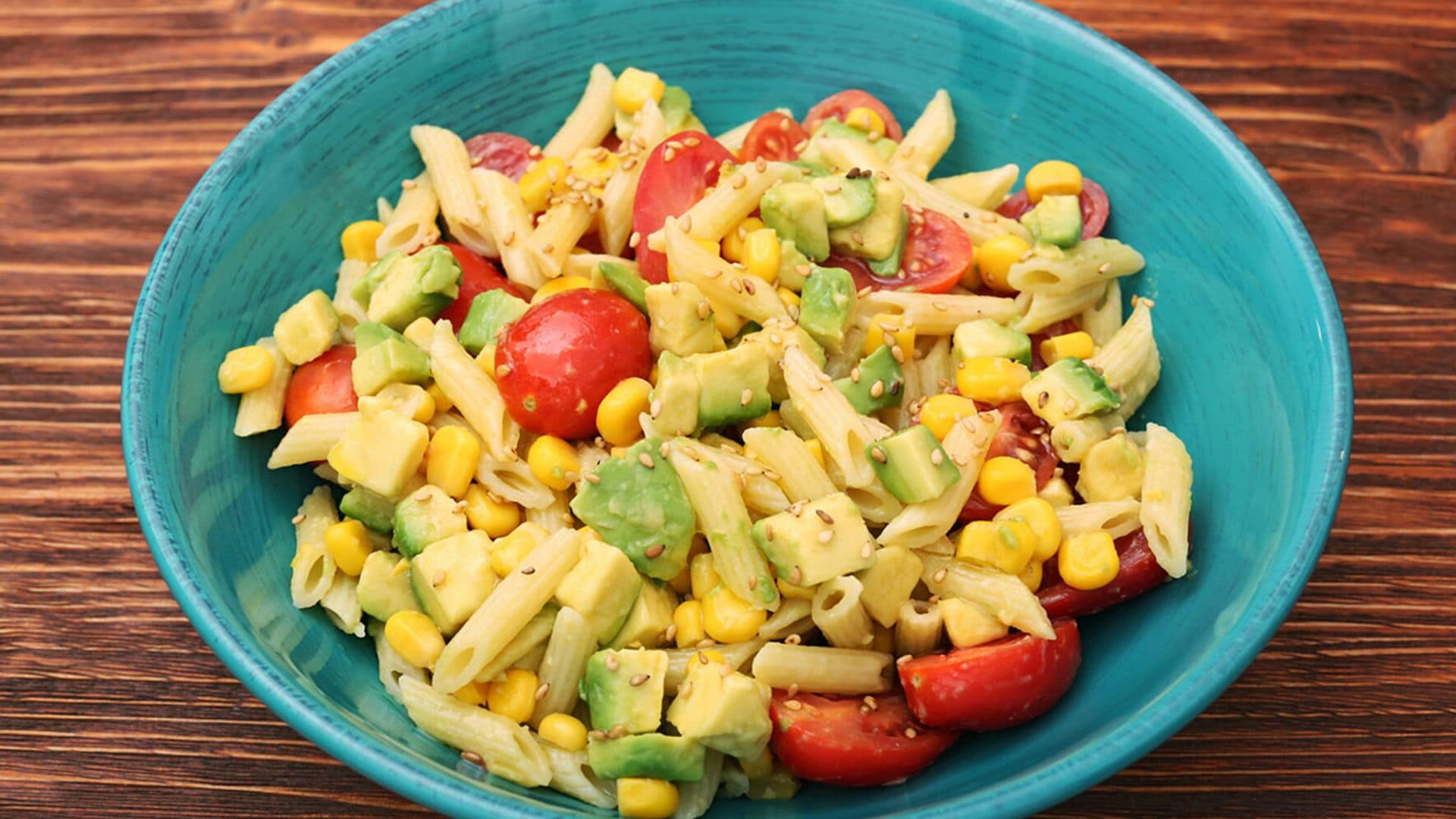 Ensalada de pasta con aguacate, tomate y maíz