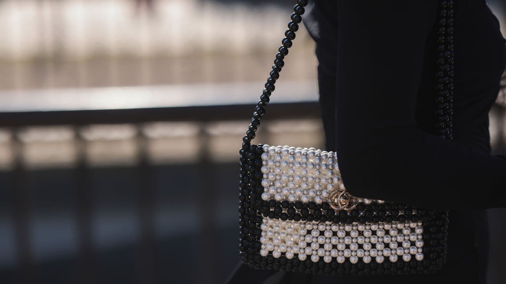 Vuelve el bolso de perlas que soluciona todos los looks de invitada