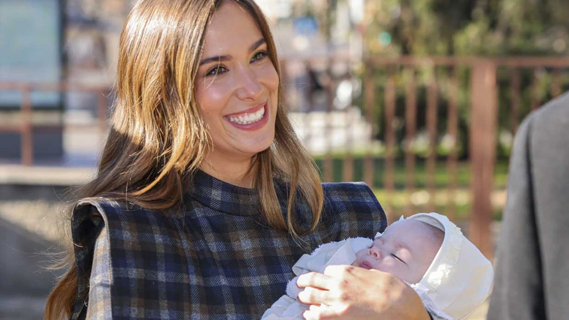 El vestido de cuadros de firma española que ha lucido María Pombo en el bautizo de su hija y que es ideal para invitadas de invierno