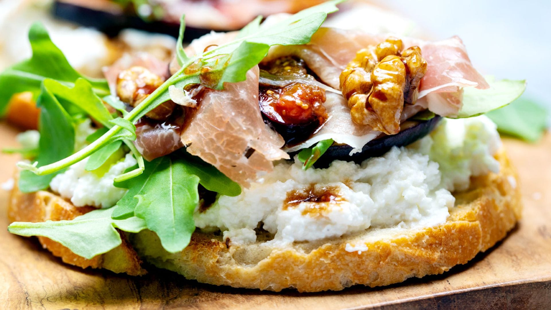 Tostas de 'ricotta', jamón, brevas y nueces