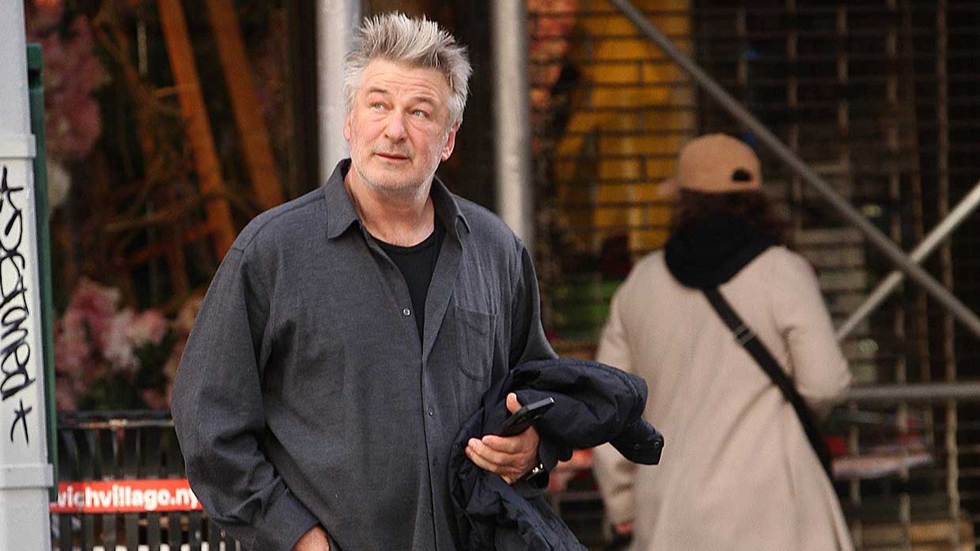 Alec Baldwin vuelve a defender su inocencia y pide que se busque a la persona que puso la bala en el arma