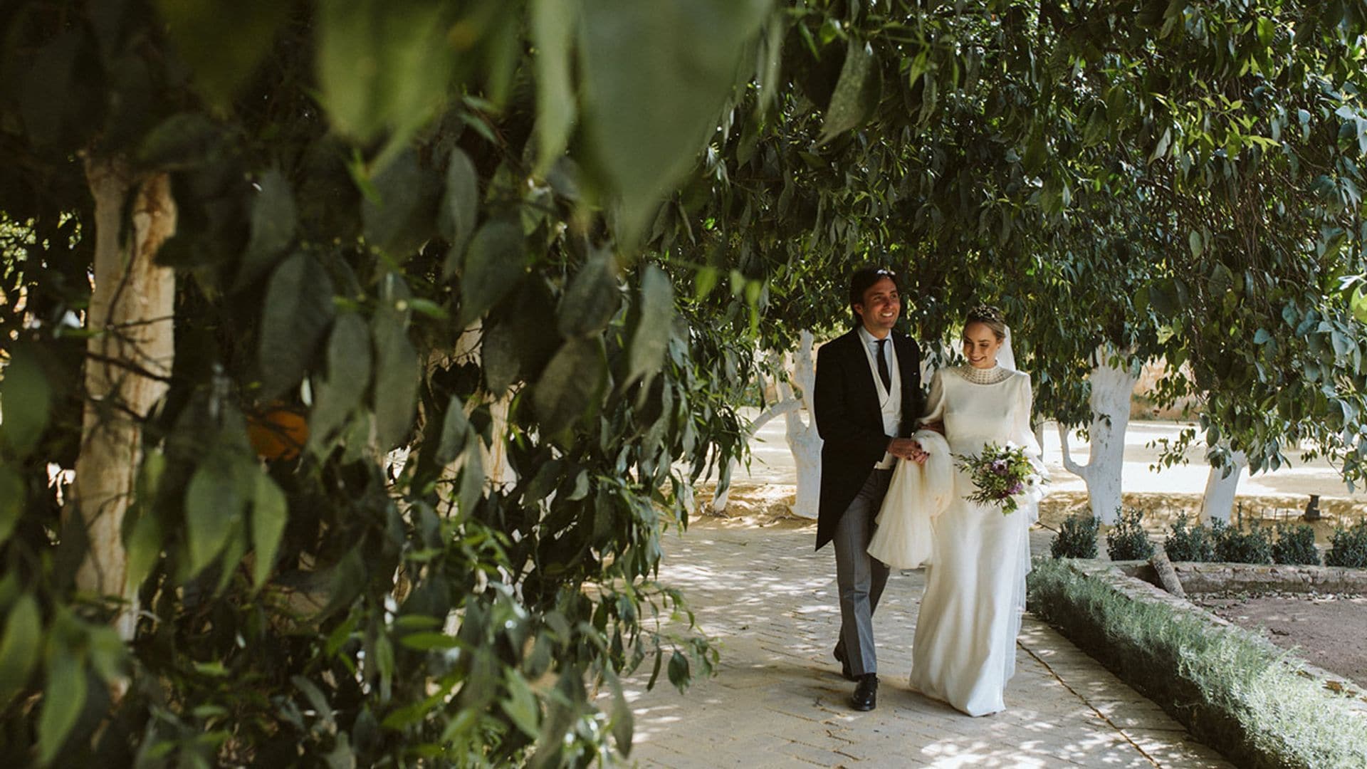 La boda en Sevilla de Isa, la novia del precioso vestido en crepé de seda y bambula